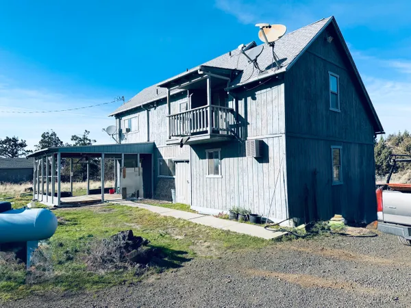 a view of a house with backyard and porch