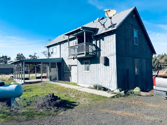 a view of a house with backyard and porch