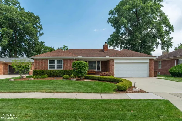 $545,000 | 816 Hidden Lane, Grosse Pointe Woods, MI 48236