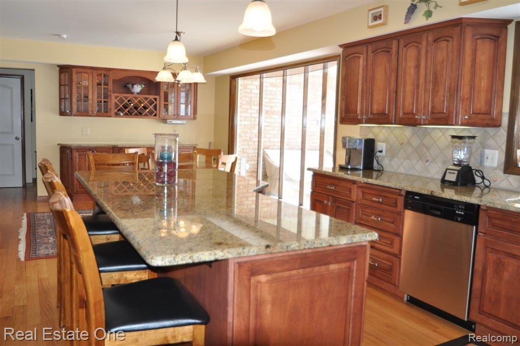 1612 North Kilburn Road Rochester, MI 48306 - Photo 19 of 24 spacious kitchen