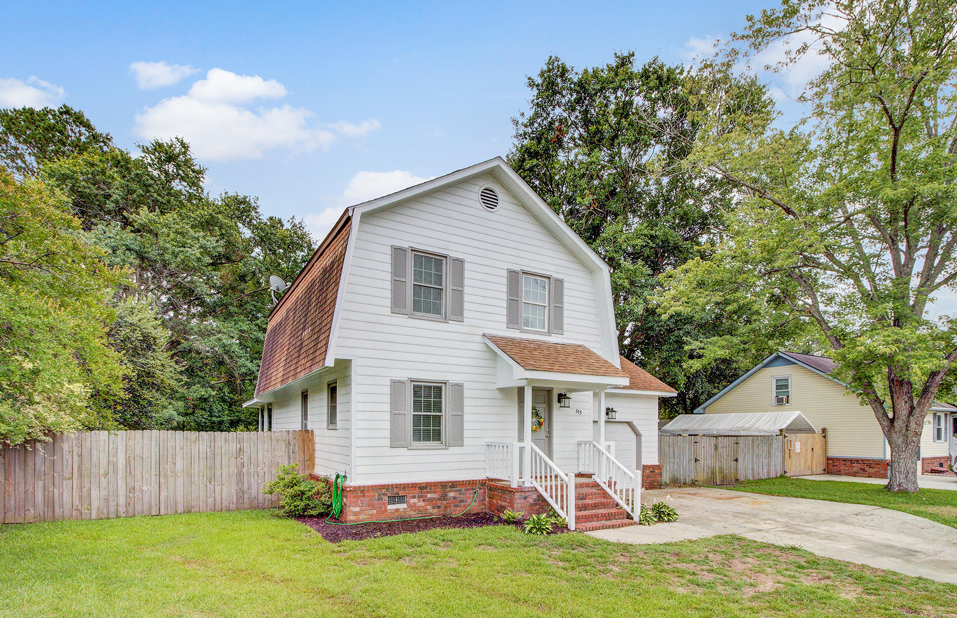 513 Longleaf Road Summerville, SC 29486 - Photo 2 of 34 2