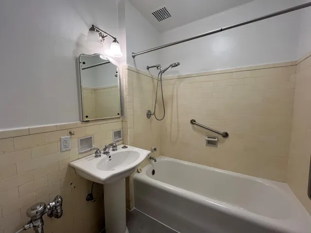 $2,995 | 925 East Wells Street, Unit 325, Milwaukee, WI 53202