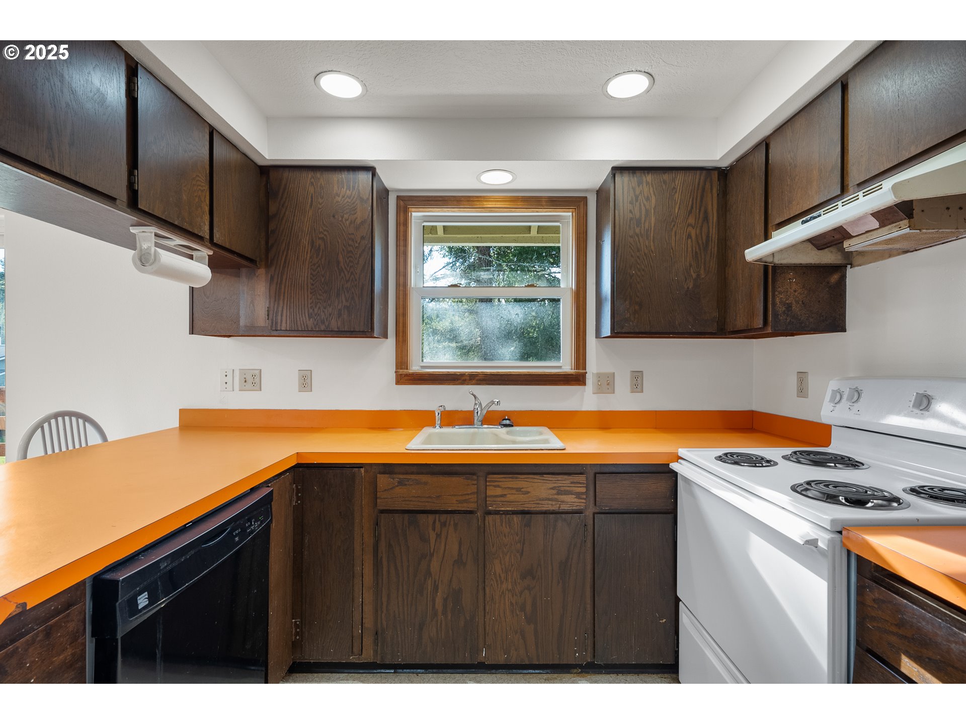 1521 Ranch Road Reedsport, OR 97467 - Photo 13 of 44 a kitchen with stainless steel appliances granite countertop a sink stove and refrigerator