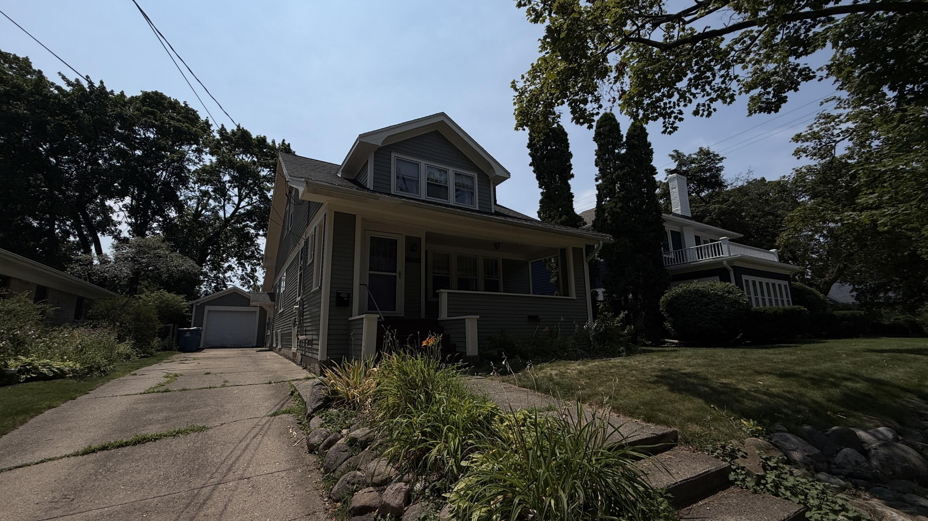 321 Inkster Avenue Kalamazoo, MI 49001 - Photo 3 of 48 Welcome Home - 321 Inkster