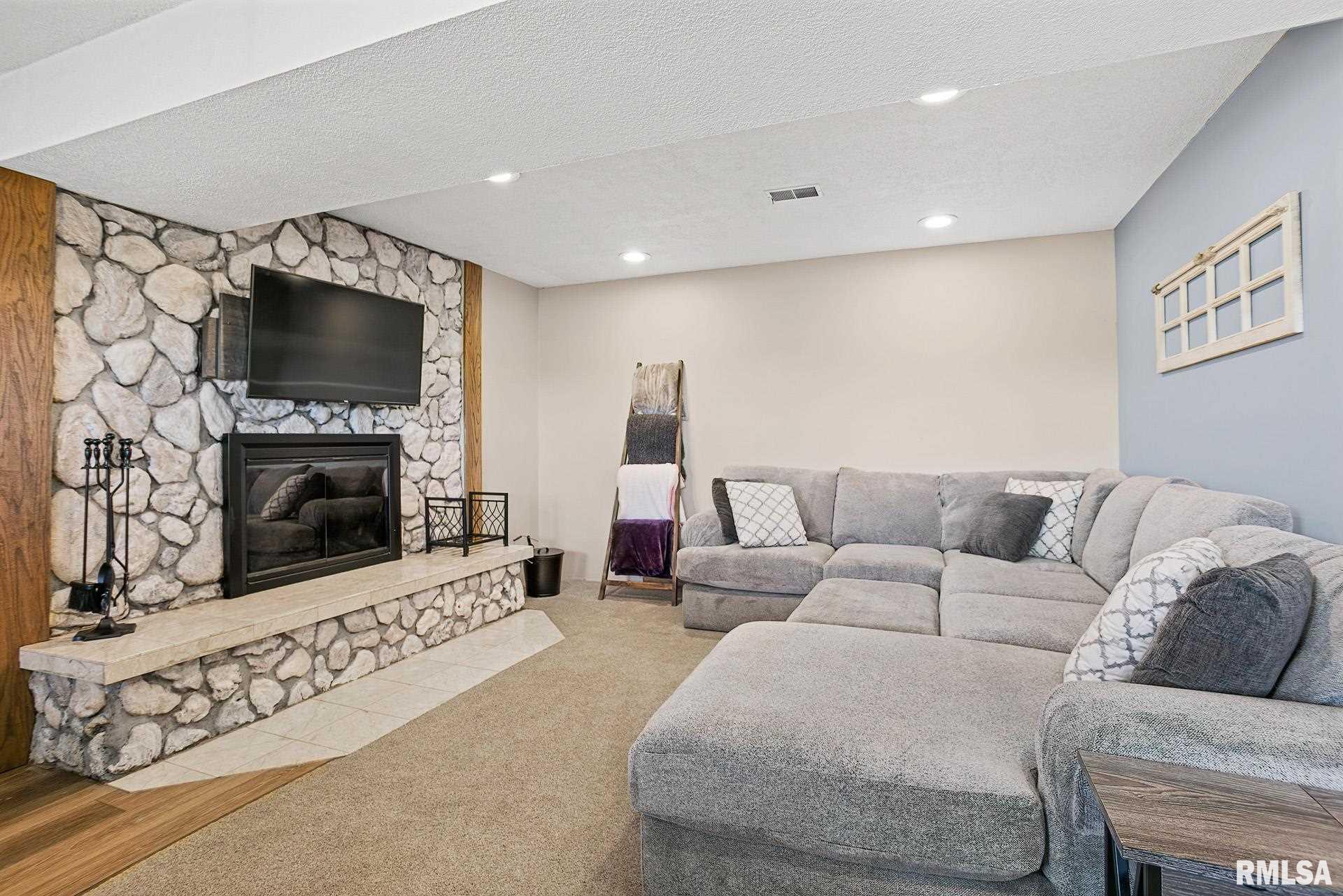 220 South Cody Road Eldridge, IA 52748 - Photo 27 of 36 Gallery Image 27
