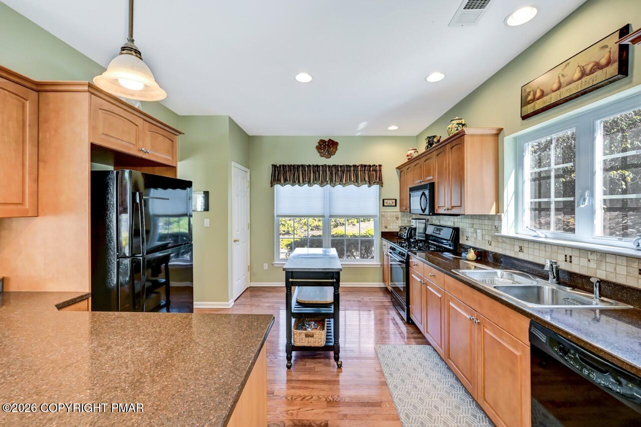 207 Hermit Thrush Road Long Pond, PA 18334 - Photo 7 of 29 Kitchen