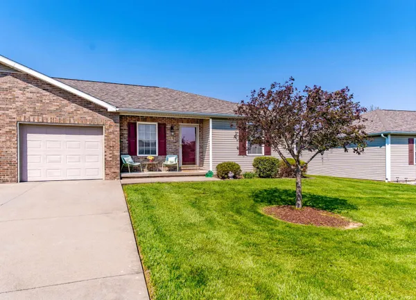 $205,000 | 513 South 8th Avenue, Haubstadt, IN 47639