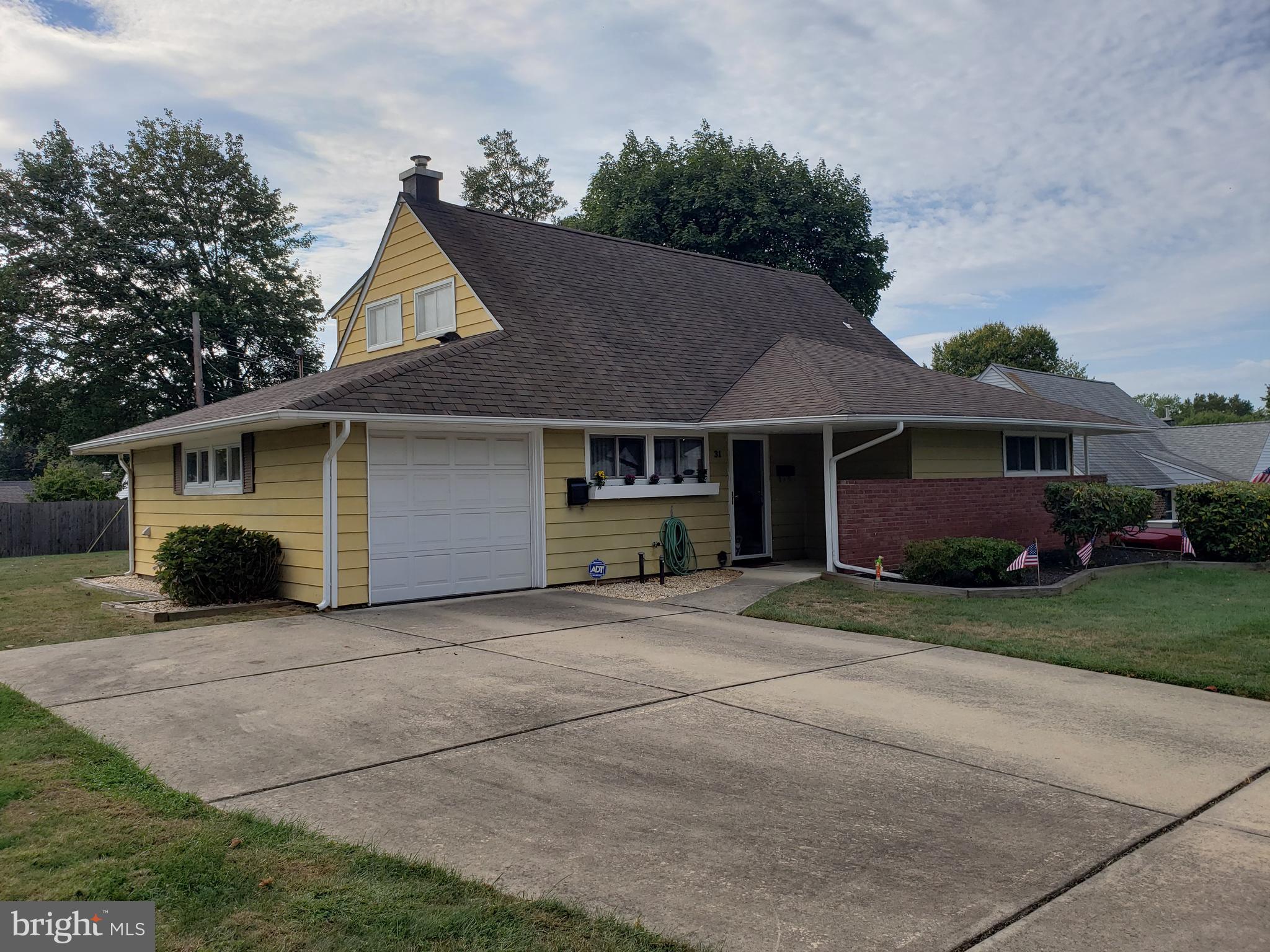 31 Harp Road Levittown, PA 19056 - Photo 3 of 27 side oversizsed driveway