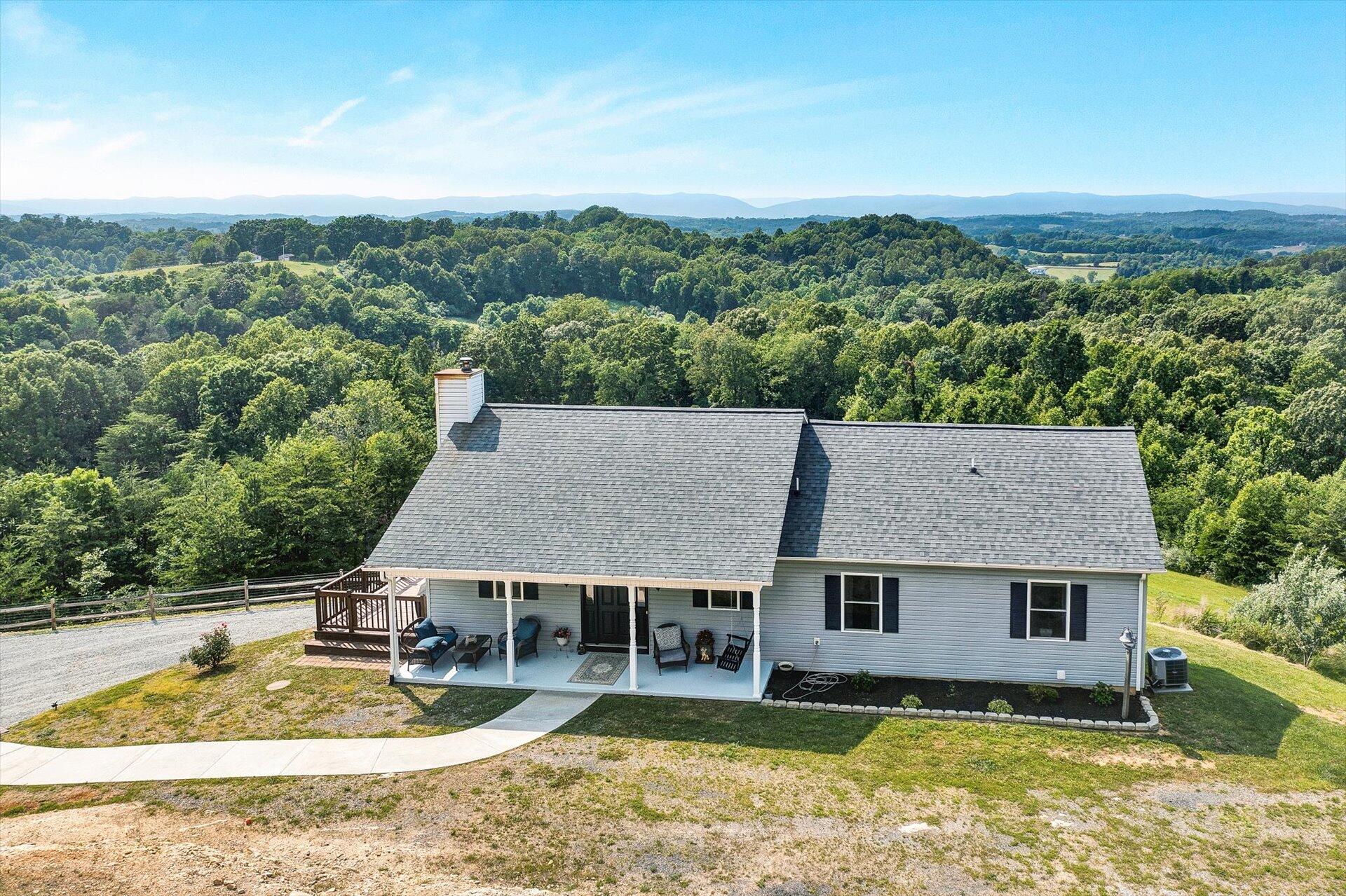 540 Longfield Road Fincastle, VA 24090 - Photo 3 of 59 03-061320230194
