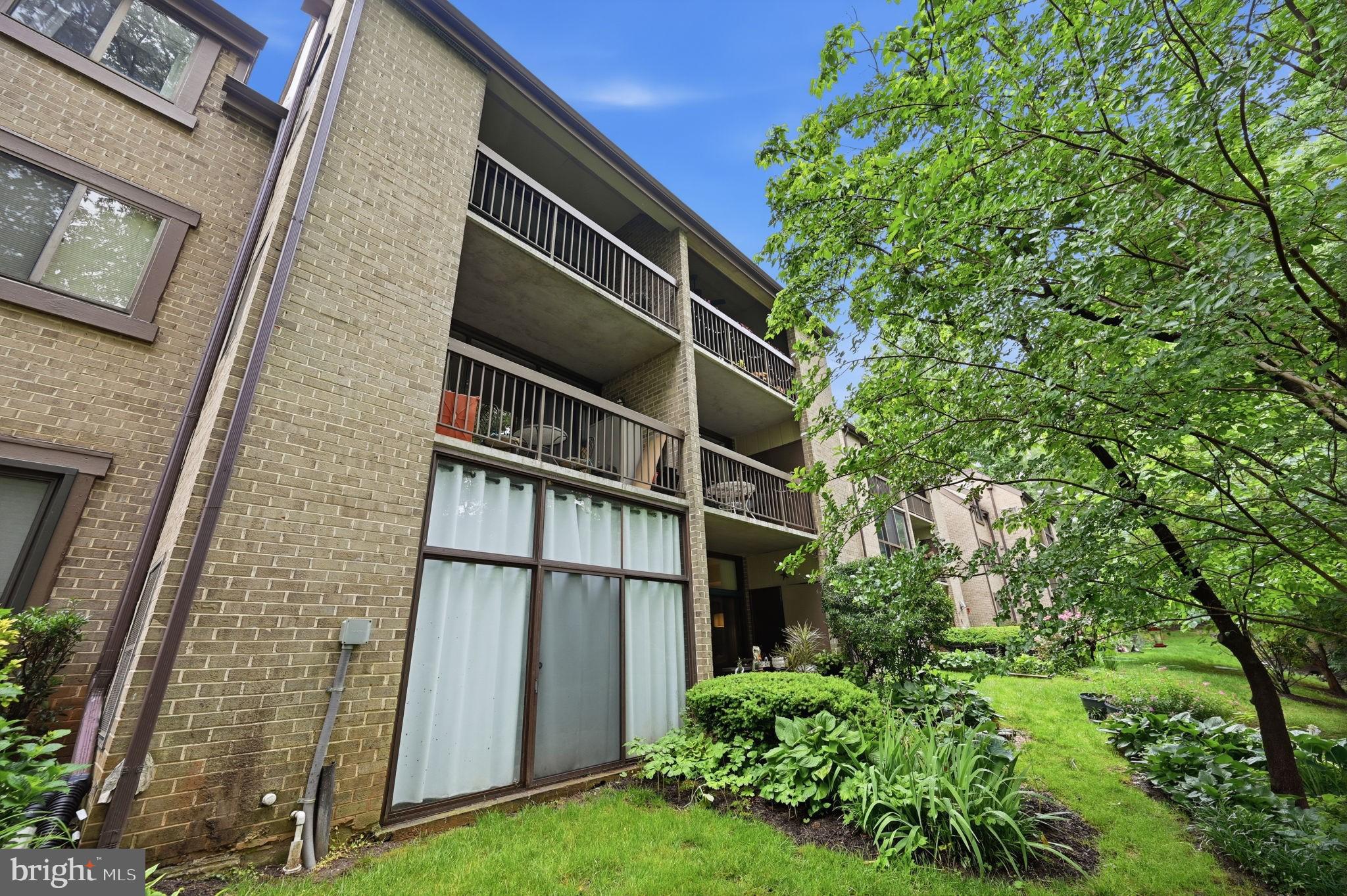 1659 Parkcrest Circle, Unit C Reston, VA 20190 - Photo 29 of 31 a backyard of a house with lots of green space