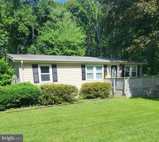 a view of an house that has garden