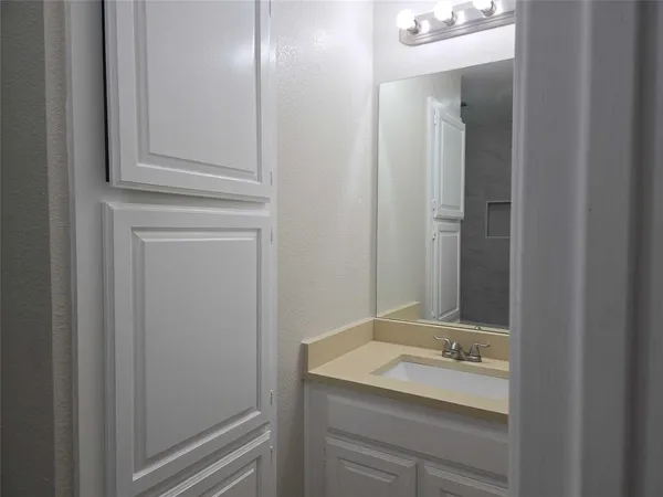 $1,675 | 1501 Cedar Elm Drive, Unit 205, Euless, TX 76039