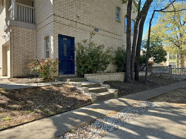 $1,675 | 1501 Cedar Elm Drive, Unit 205, Euless, TX 76039