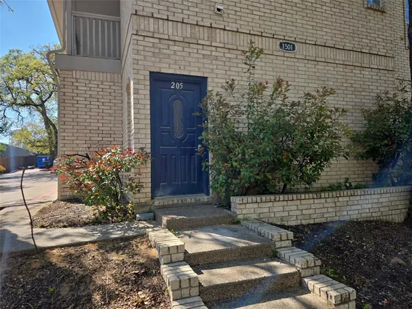 $1,675 | 1501 Cedar Elm Drive, Unit 205, Euless, TX 76039