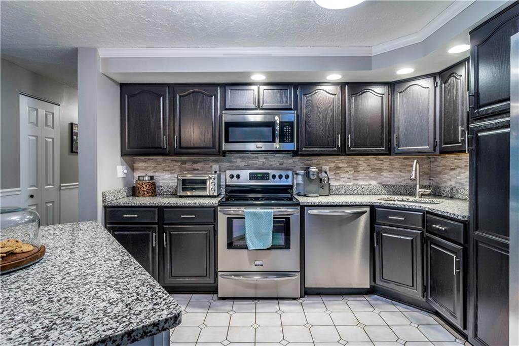 896 Old Thorn Run Road Coraopolis, PA 15108 - Photo 8 of 24 Gallery Image 8