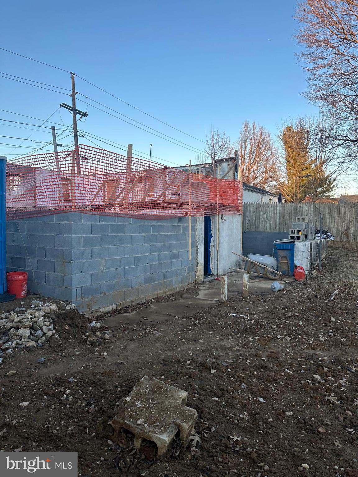 2306 Faulkland Road Wilmington, DE 19805 - Photo 2 of 10 a view of a backyard