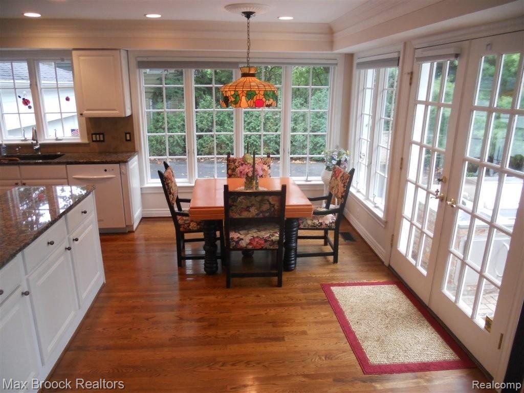 151 Overhill Road Bloomfield Hills, MI 48301 - Photo 6 of 25 Eat-In Kit to Paver Patio