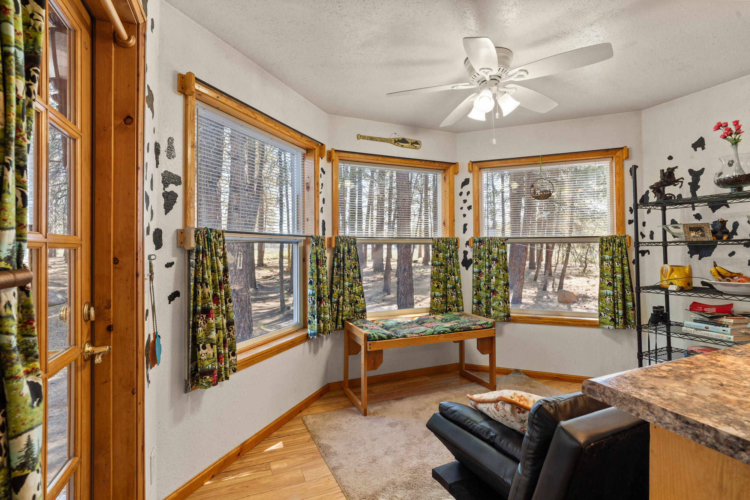 27 Blackpine Way Bly, OR 97622 - Photo 8 of 35 Cozy dining or breakfast nook
