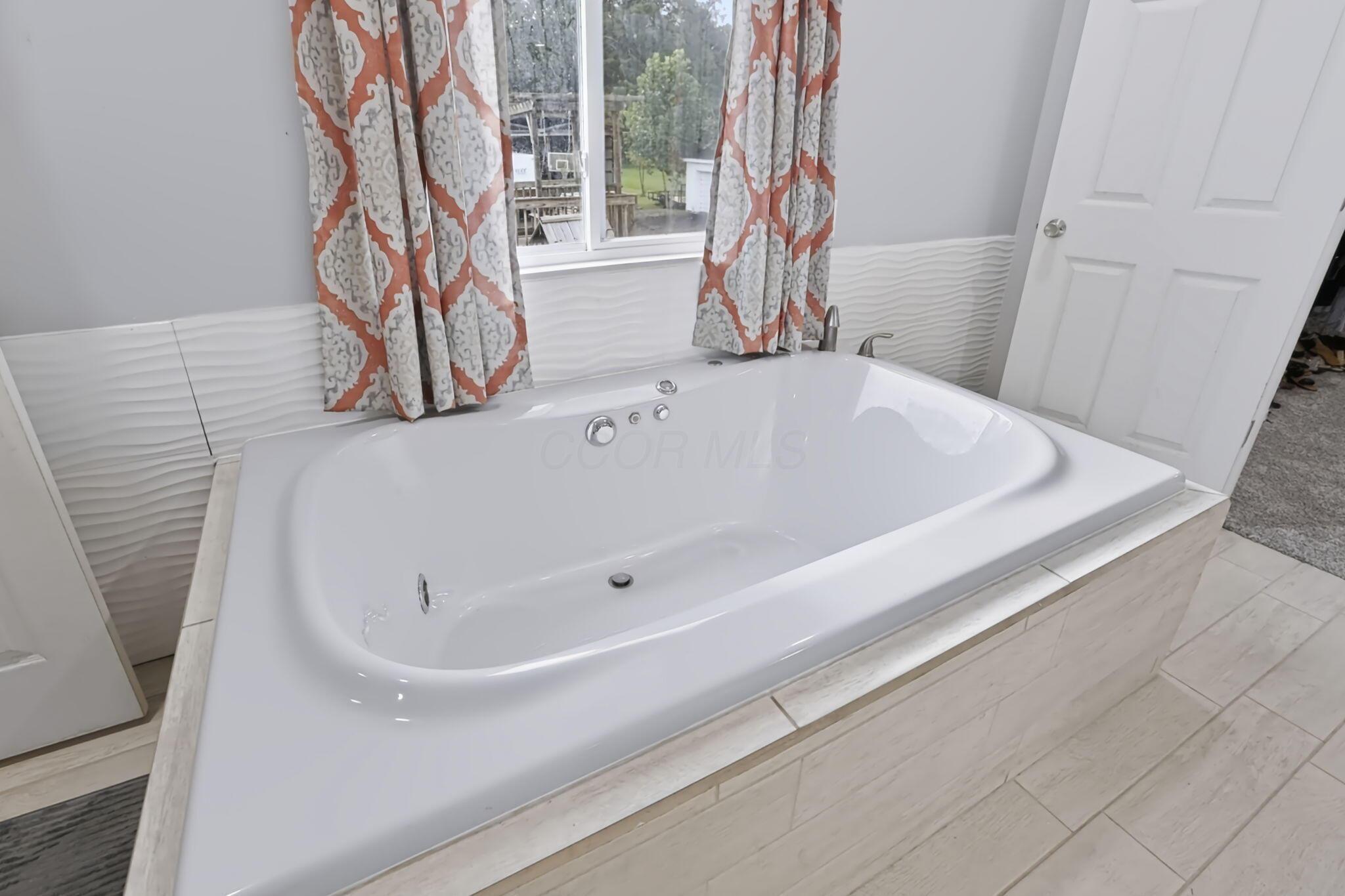 2403 Hickman Road Northeast Newark, OH 43055 - Photo 22 of 62 Soaking Tub