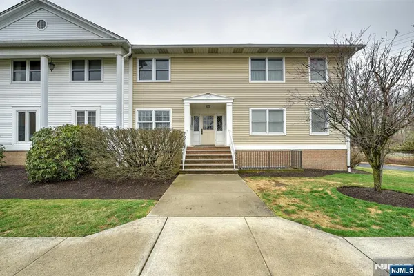 $2,100 | 105 Turnpike, Unit C24, Pequannock, NJ 07440