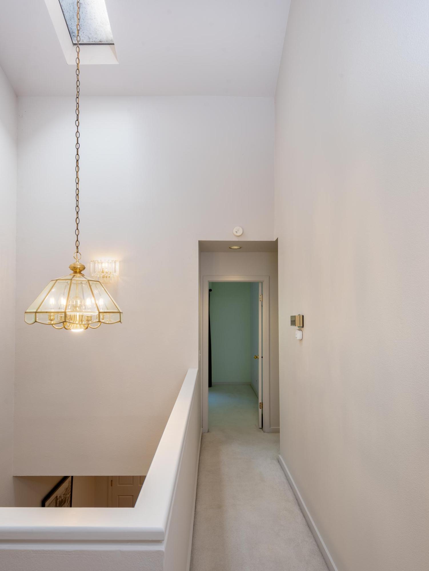 907 Weldon Road Santa Barbara, CA 93109 - Photo 16 of 20 Hallway