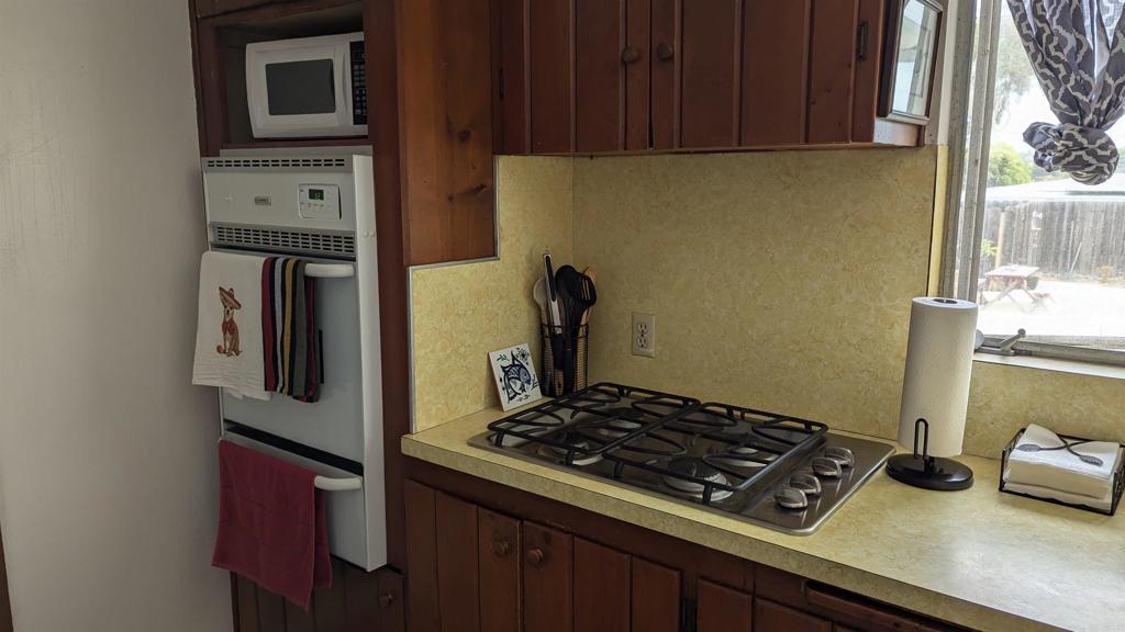 5158 Los Robles Drive Carlsbad, CA 92008 - Photo 8 of 31 a kitchen with a stove and a microwave