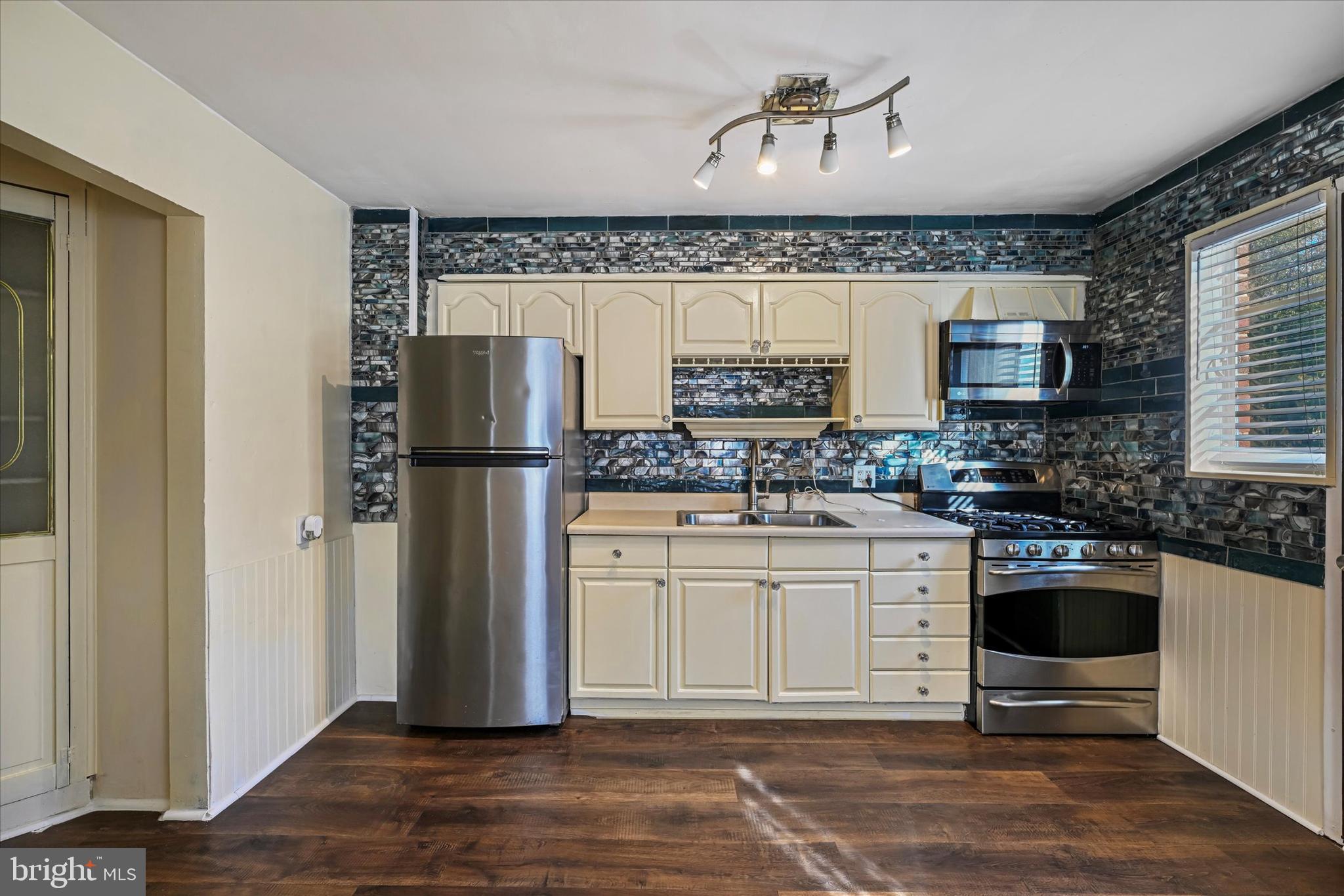 7827 Bank Street Baltimore, MD 21224 - Photo 3 of 19 Gallery Image 3