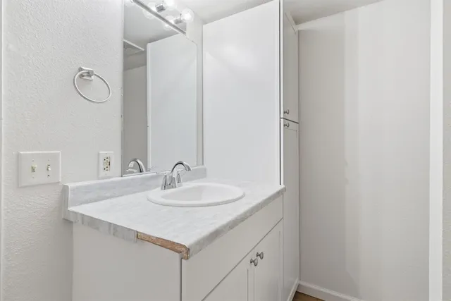 $211,995 | 325 Standiford Avenue, Unit 29, Modesto, CA 95356