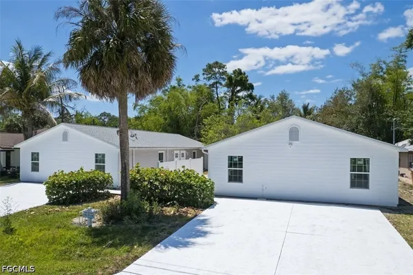 a view of a house with a yard