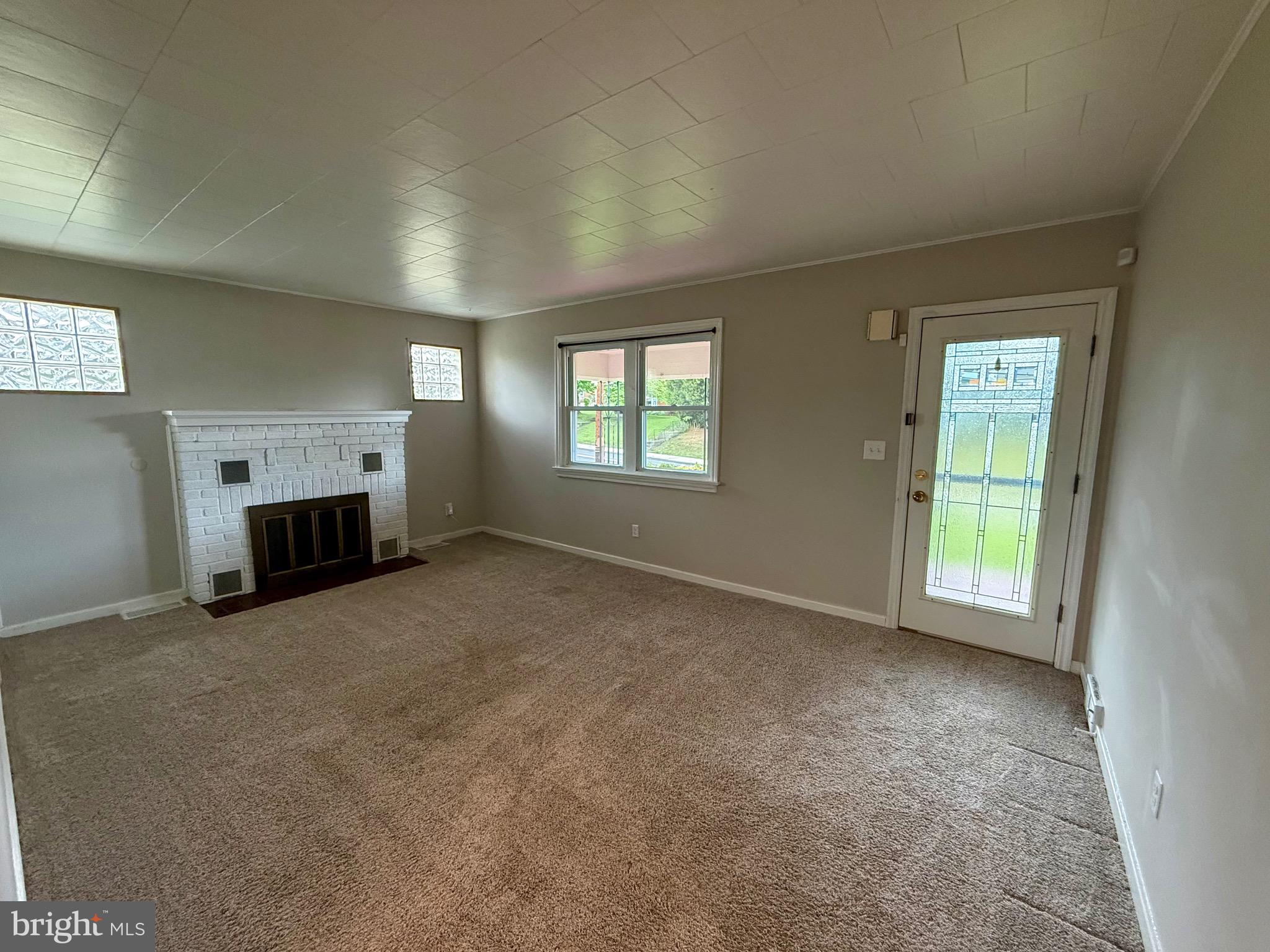 719 East Oldtown Road Cumberland, MD 21502 - Photo 7 of 20 an empty room with windows