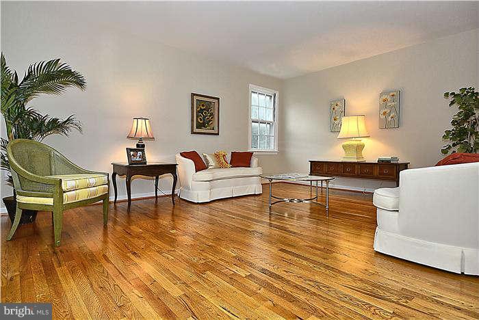 1424 Winding Waye Lane Silver Spring, MD 20902 - Photo 17 of 29 Living Room