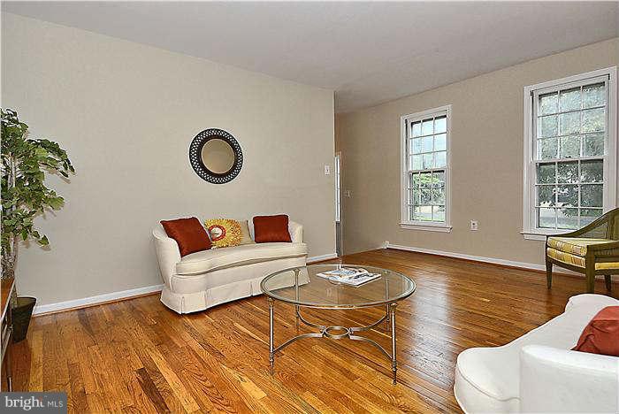 1424 Winding Waye Lane Silver Spring, MD 20902 - Photo 18 of 29 Living Room