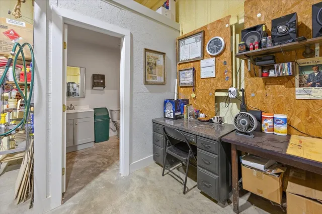 a view of the livingroom and furniture