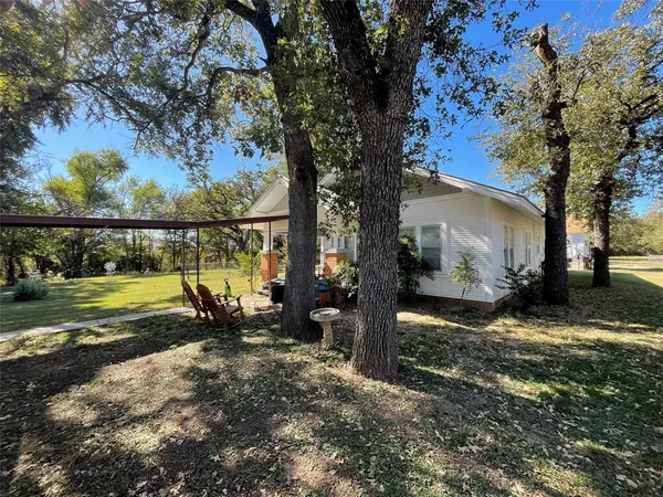 a view of a yard with a tree