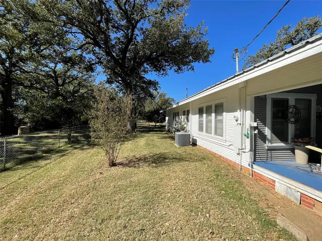 a view of backyard of the house