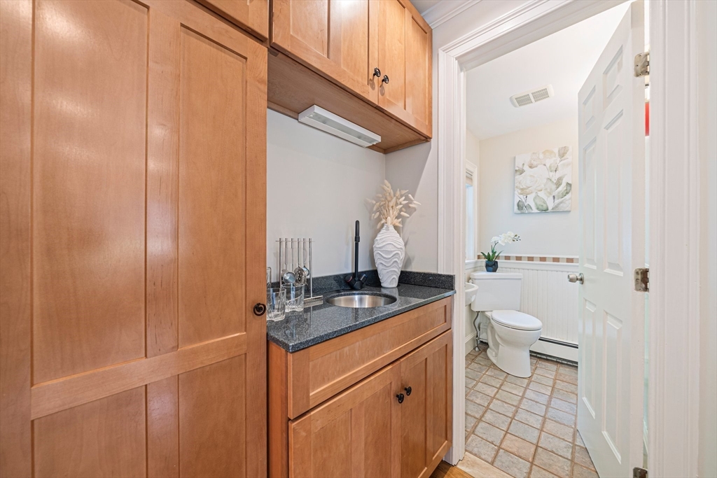 37 Baker Avenue Lexington, MA 02421 - Photo 8 of 38 Gallery Image 8