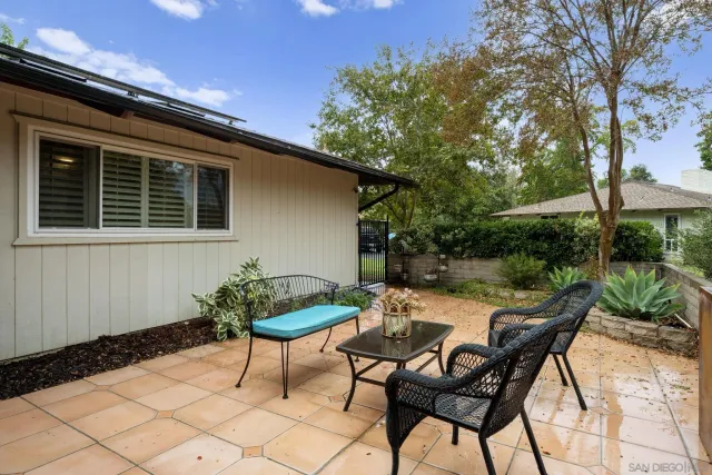 a view of a house with backyard and garden