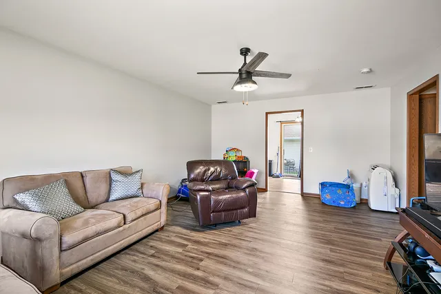 $1,600 | 315 North School Street, Diamond, IL 60416