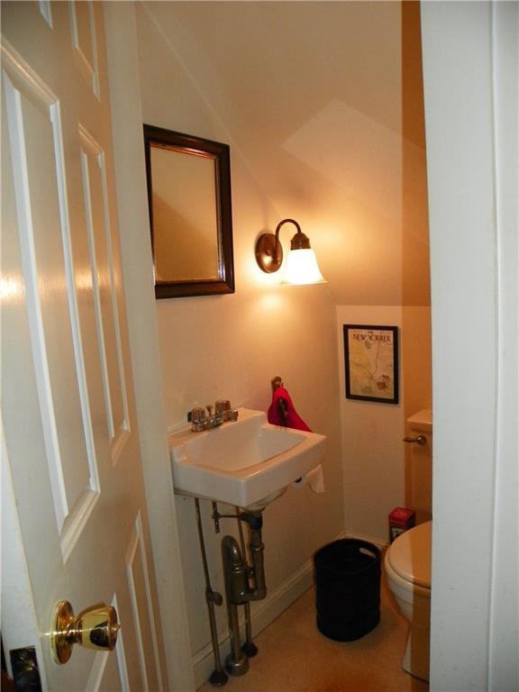1 Wakefield Pasture Road Kennebunkport, ME 04046 - Photo 9 of 35 Half bath off the kitchen.