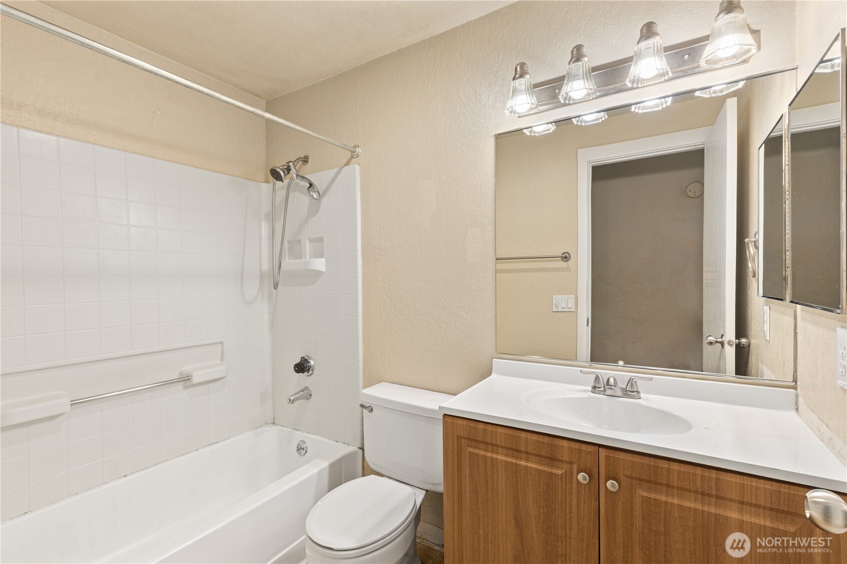 16817 Larch Way, Unit F206 Lynnwood, WA 98037 - Photo 4 of 35