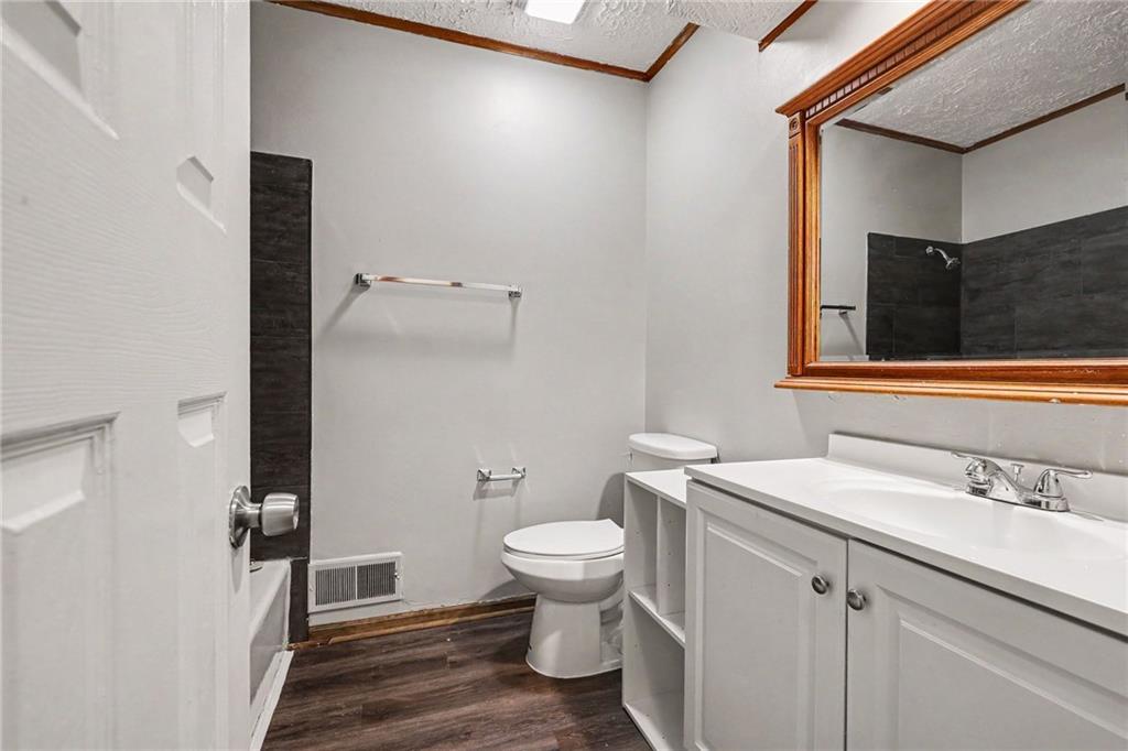 11047 Spring Valley Road Kansas City, MO 64134 - Photo 15 of 19