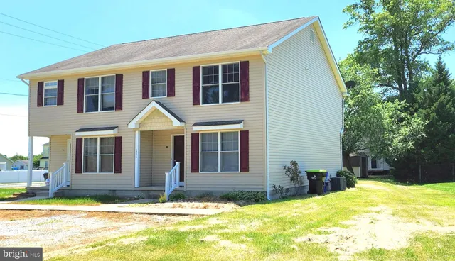 a view of a house with pool and yard