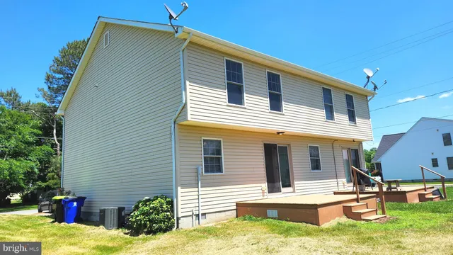 a front view of house with yard