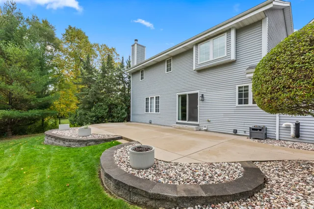 $665,000 | 284 Sand Hill Lane, Dousman, WI 53118