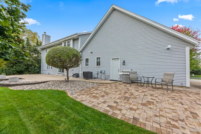 $665,000 | 284 Sand Hill Lane, Dousman, WI 53118