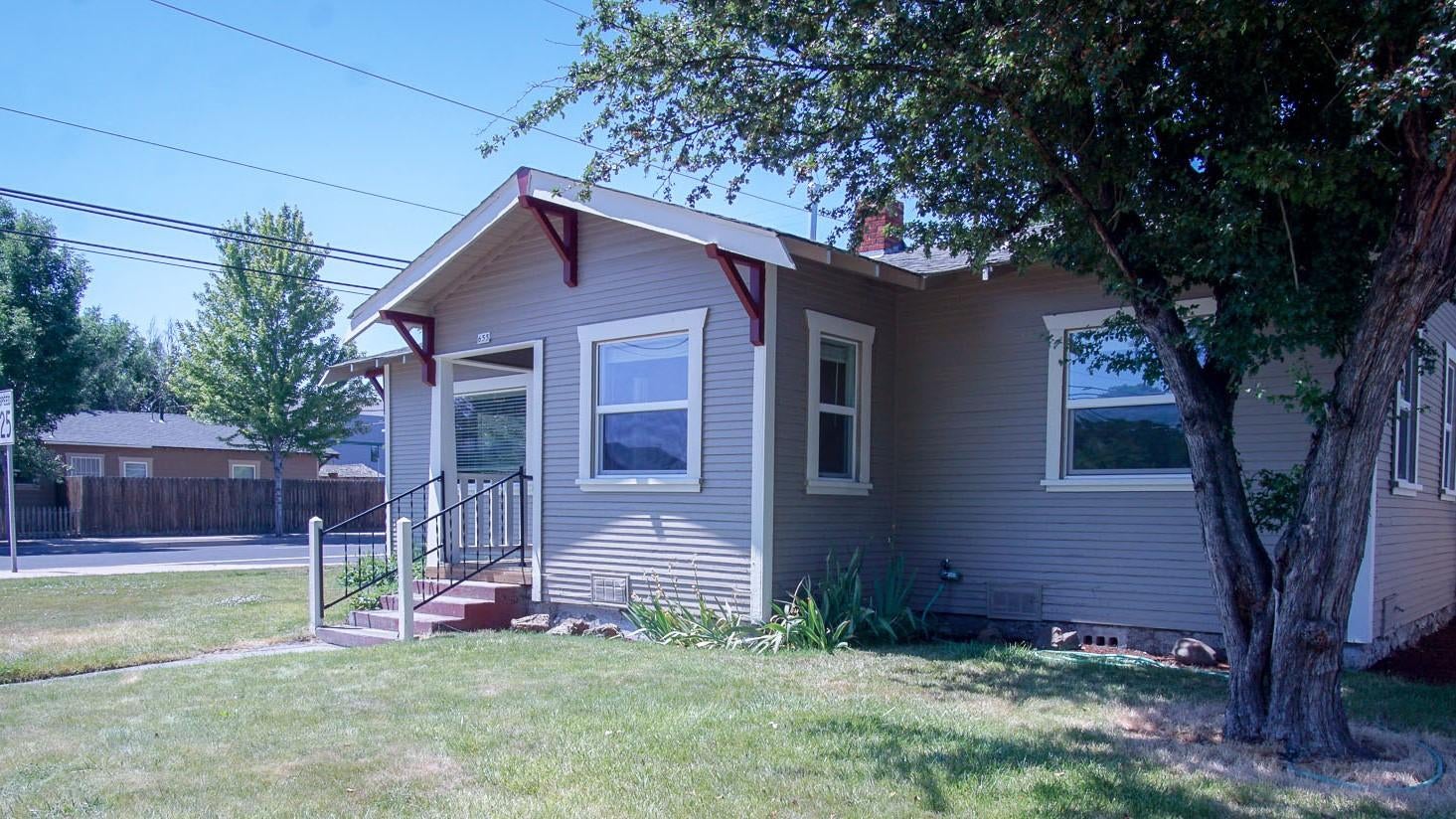 655 Southwest 11th Street Redmond, OR 97756 - Photo 3 of 23 Main Cottage