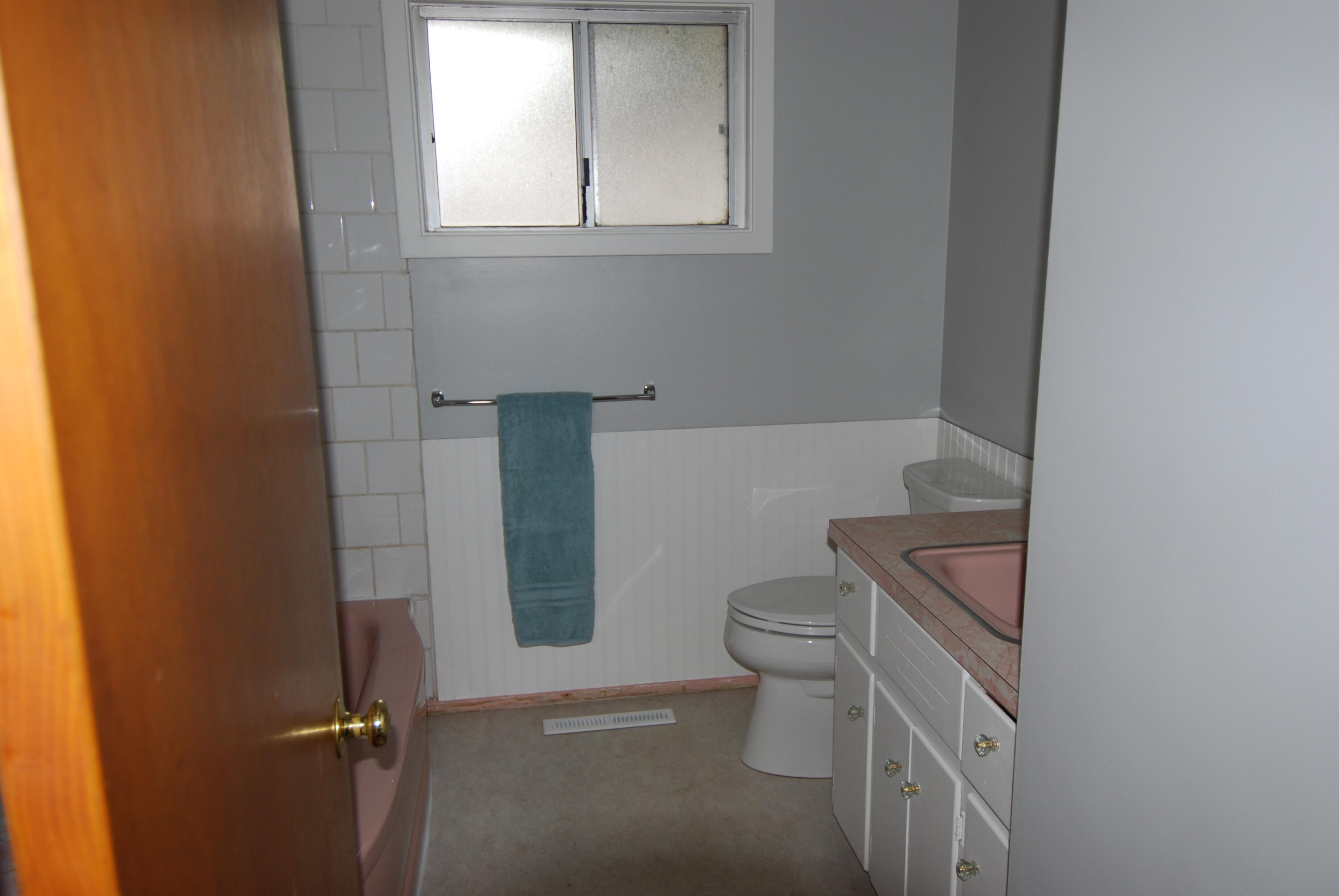 1173 Riverside Drive Rio Dell, CA 95562 - Photo 17 of 23 Bathroom One
