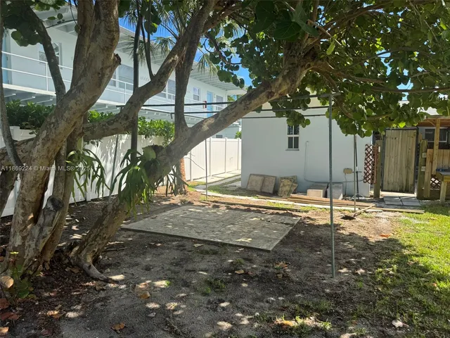 a view of a backyard