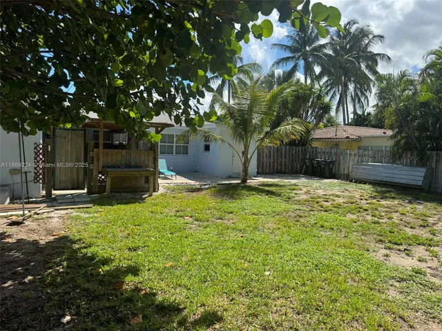 a view of a backyard