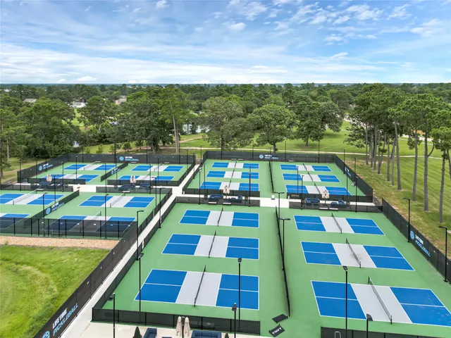 a tennis court that has tennis net